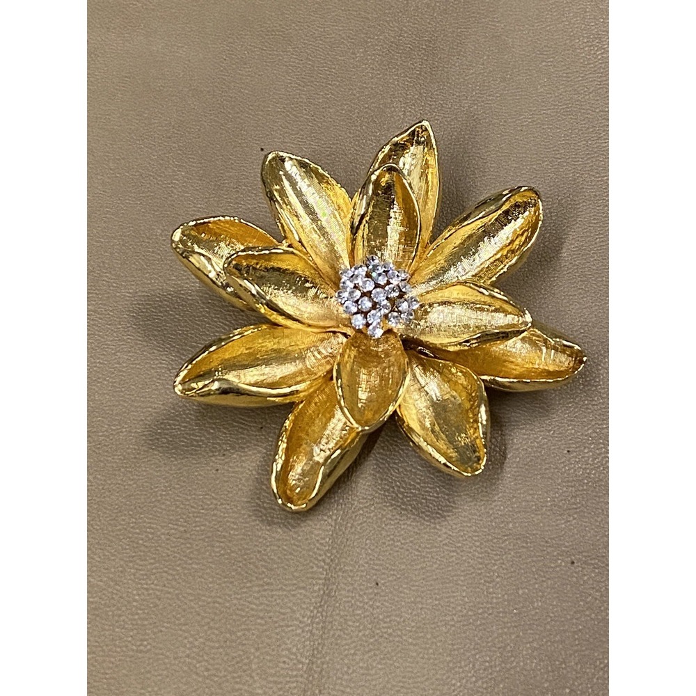 Large Daisy flower Brooch pin W/Zirconia Crystal 3-D Gold Tone He Loves Me /Not